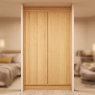 Einbauschrank aus hell geöltem Holz in einem aufgeräumten Schlafzimmer mit ruhiger Atmosphäre